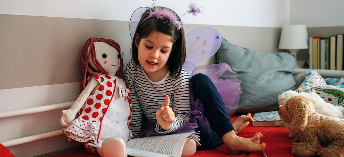 Acariciar, Aliviar, Crear - Jugar con muñecas y juguetes de peluche amplia el conocimiento emocional y la creatividad de los niños.