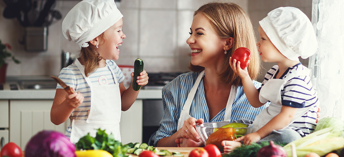 Aprendizaje lúdico en la mesa de la cocina